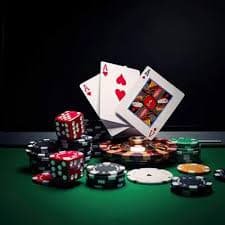 Người chơi bingo trực tuyến vui vẻ trên điện thoại tại nhà ở Việt Nam